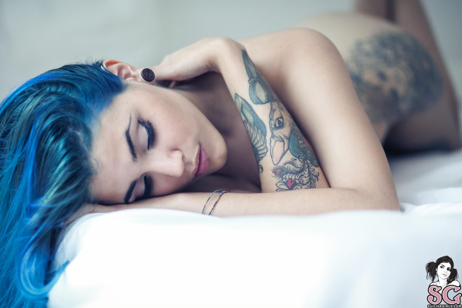Девушка с синими волосами в постели