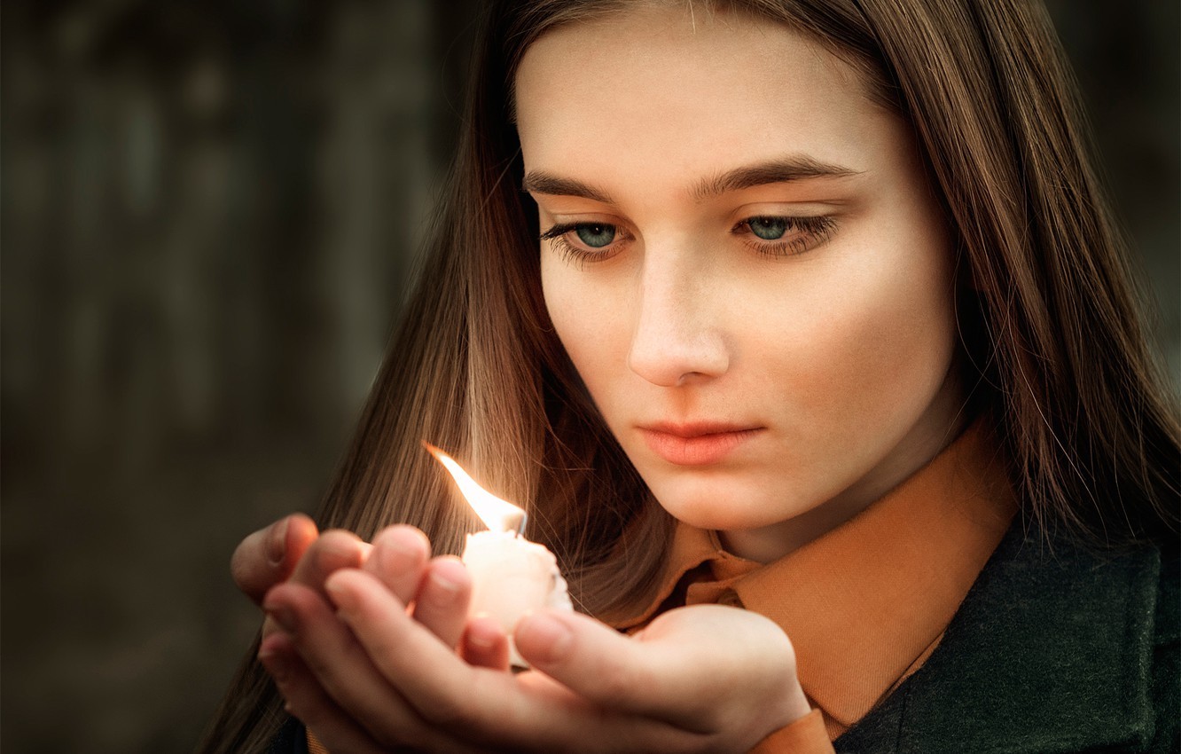 Девушка со свечой в руке