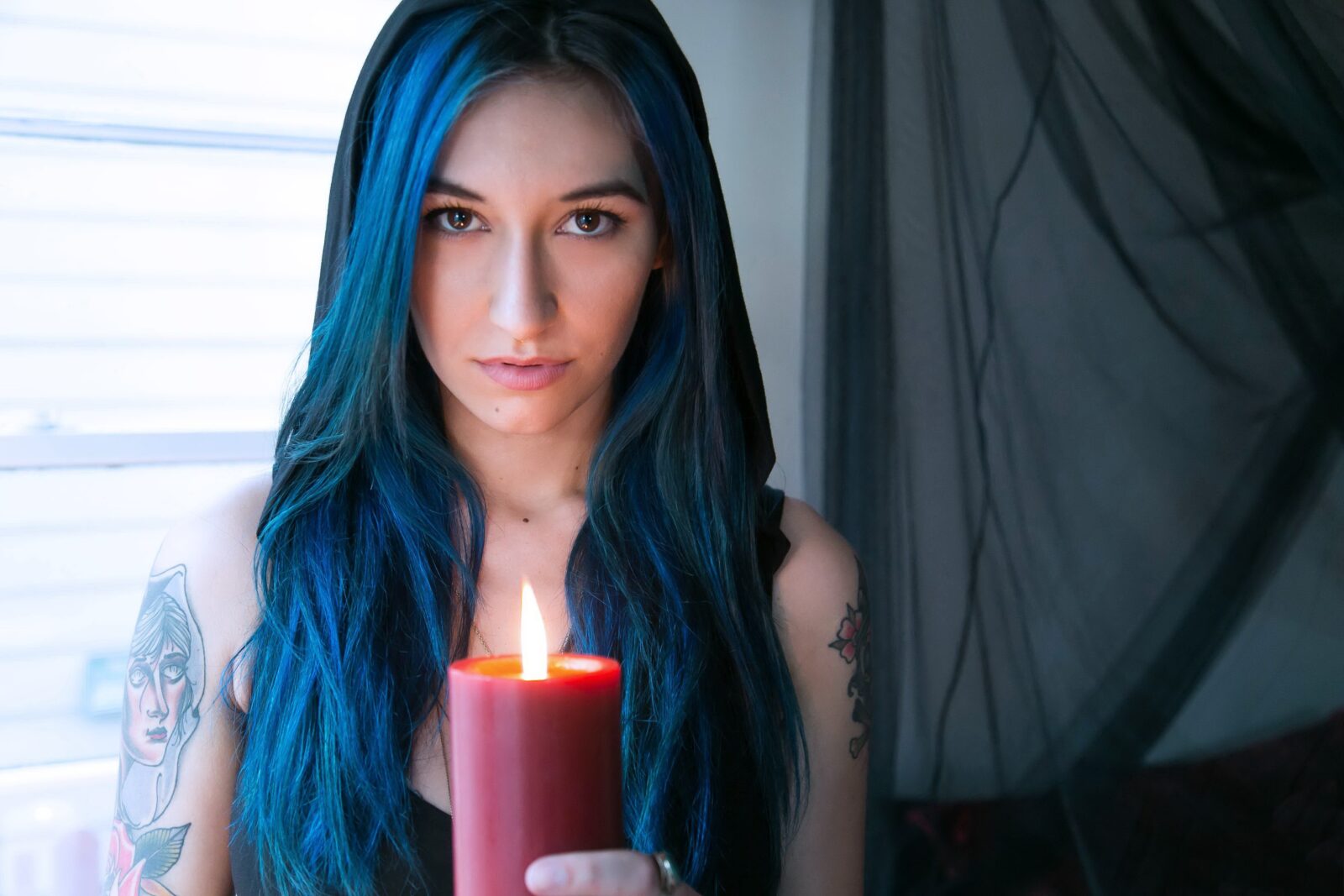 девушка со свечой